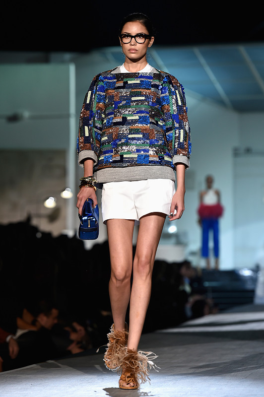 要想穿得活泼又成熟,还有统一感,首先要推荐这些前卫装扮!