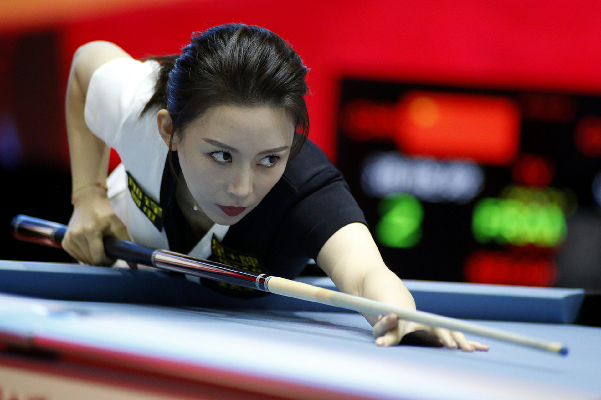 谈到"台球天后"潘晓婷,她的身价已经达到了8亿.