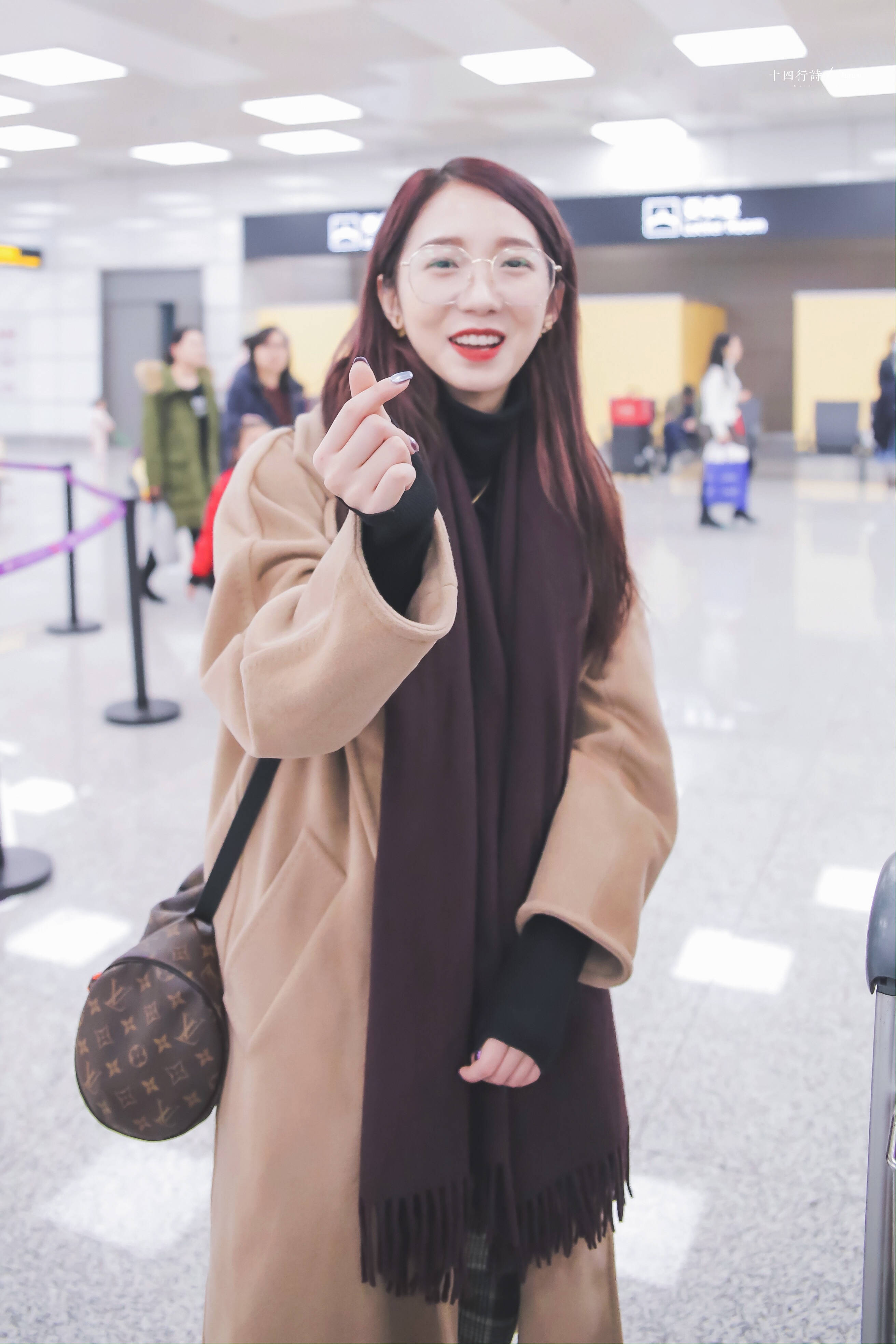 2019年2月2日,孟美岐现身郑州机场回家过年.(图片来源见水印)