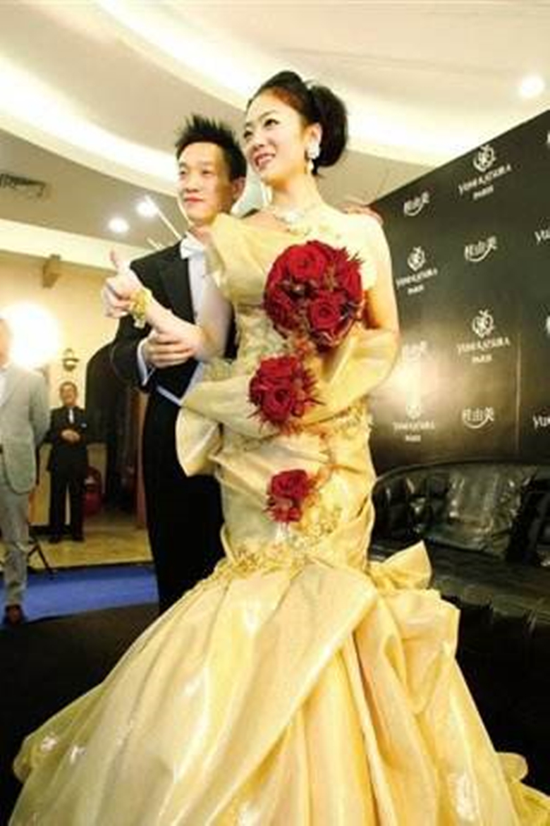 体操冠军杨威现状:曾豪掷3000万定制婚纱,今一儿两女生活滋润!