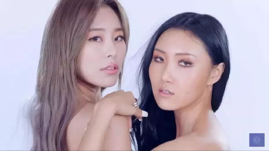 但最令粉丝们惊叫的场面还要属wuli竹马cp的这幕神仙姐妹情