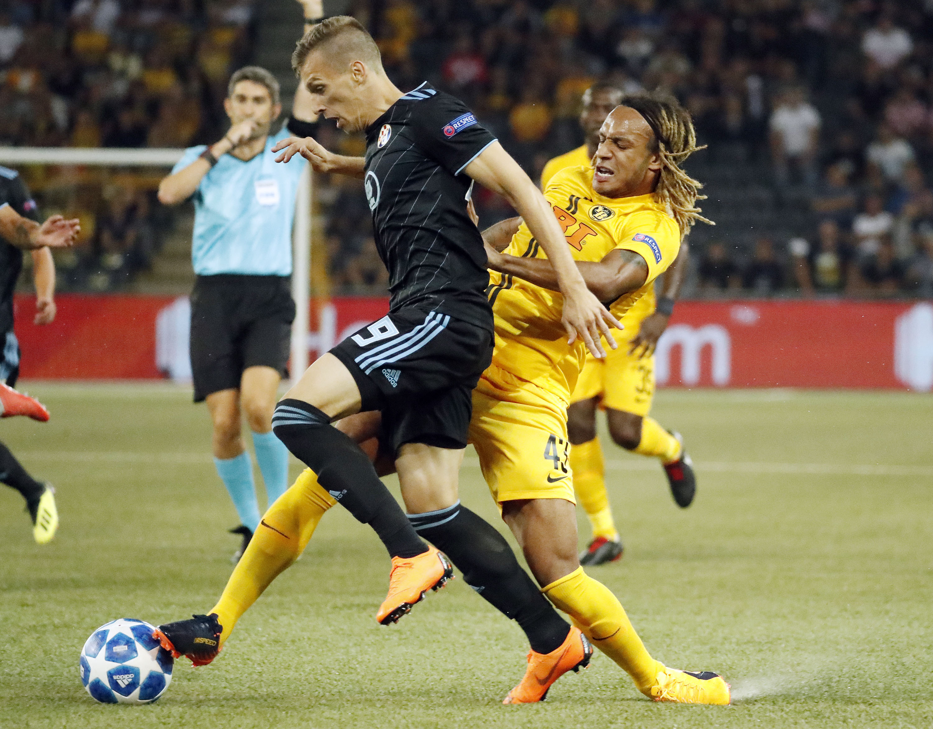 足球——欧冠资格赛:伯尔尼年轻人平萨格勒布迪纳摩(7)