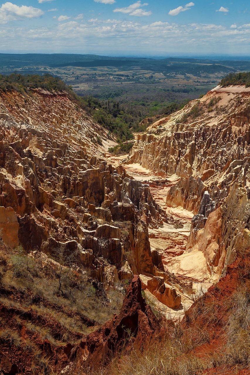 它是世界上最长的地理裂谷之一,绵延约6,000公里,它横跨东非,涵盖了