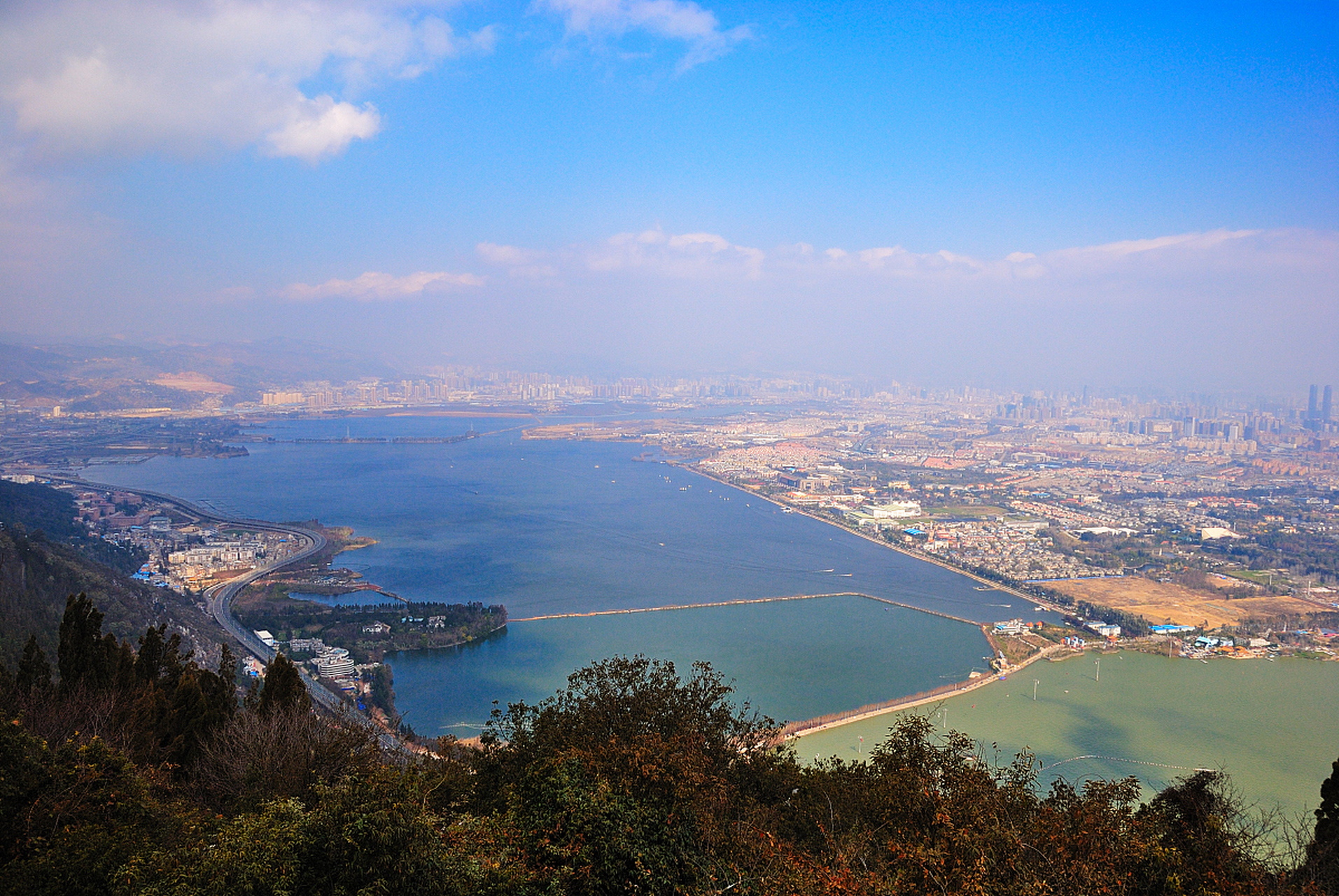 位于云南昆明滇池西岸的西山,自古以来便是文人墨客咏叹不已的风景