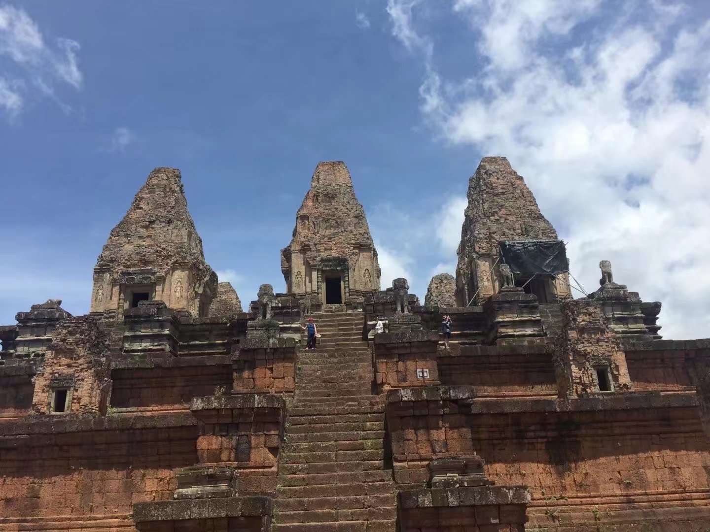 范老五街可以找到很多大巴公司预定前往柬埔寨的巴士,从波贝口岸出境