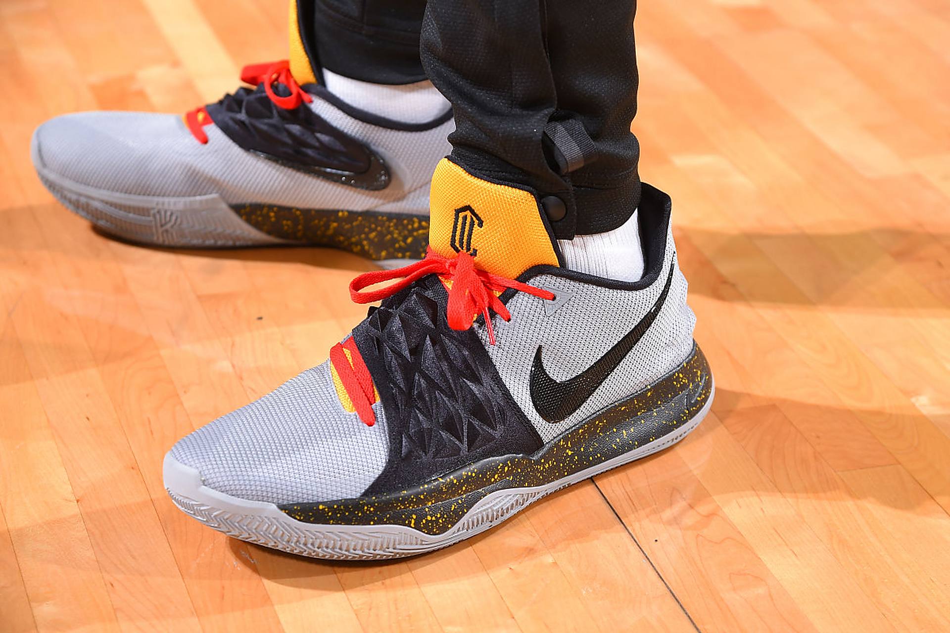 耐克篮球鞋实战推荐:hyperdunk系列,zoomrize系列和kyrie系列.