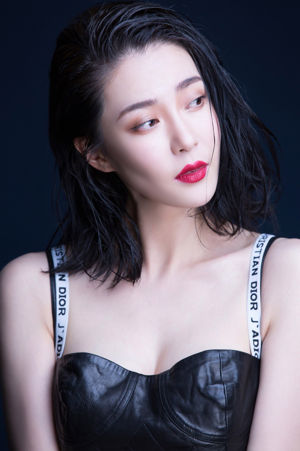 稍微搜索了一下胡然早些年的电影作品,大多都是女一号,不过现在在新人