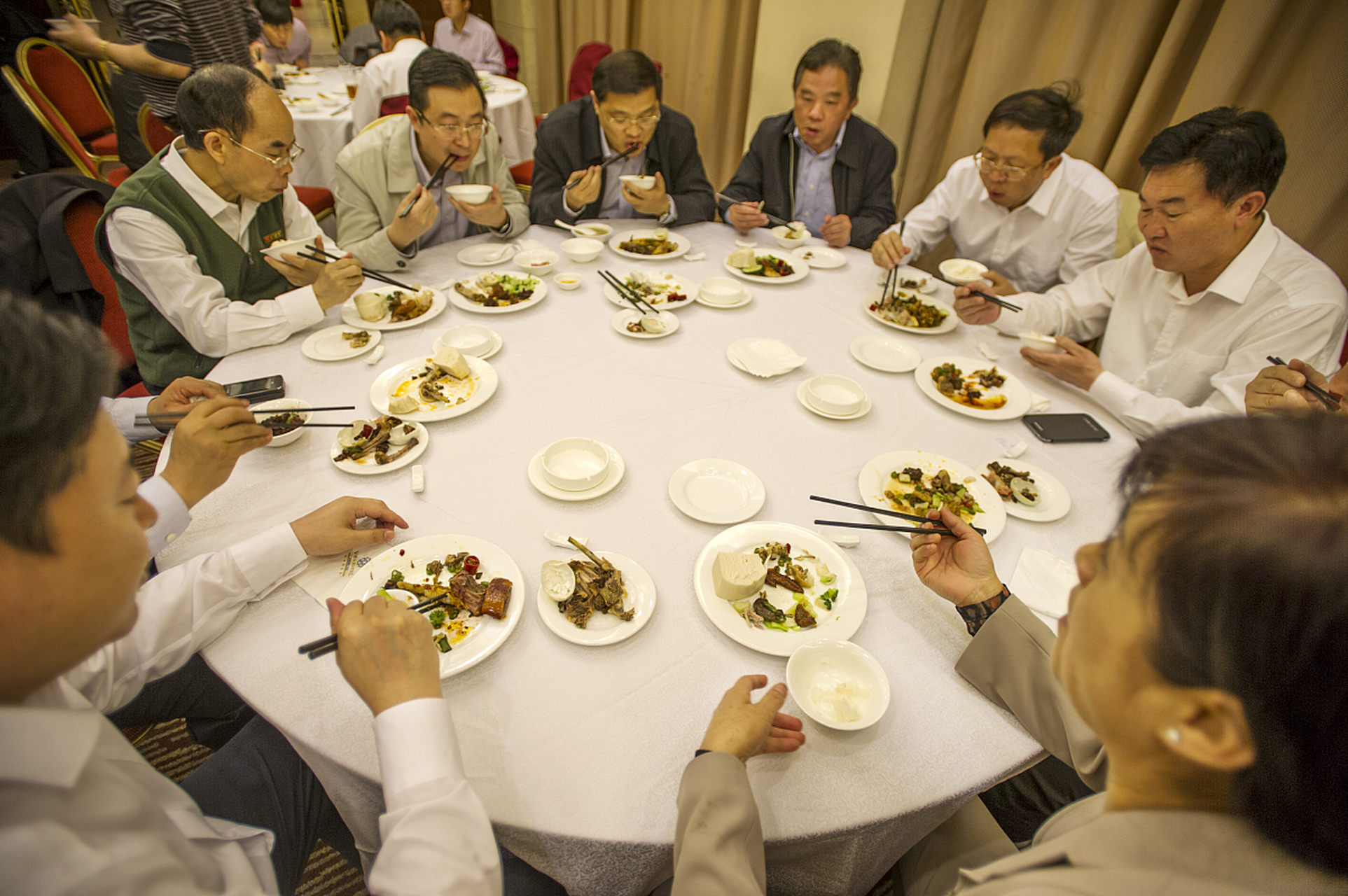 近日网上都在报道"高校发布公务接待餐费标准:外宾最高".