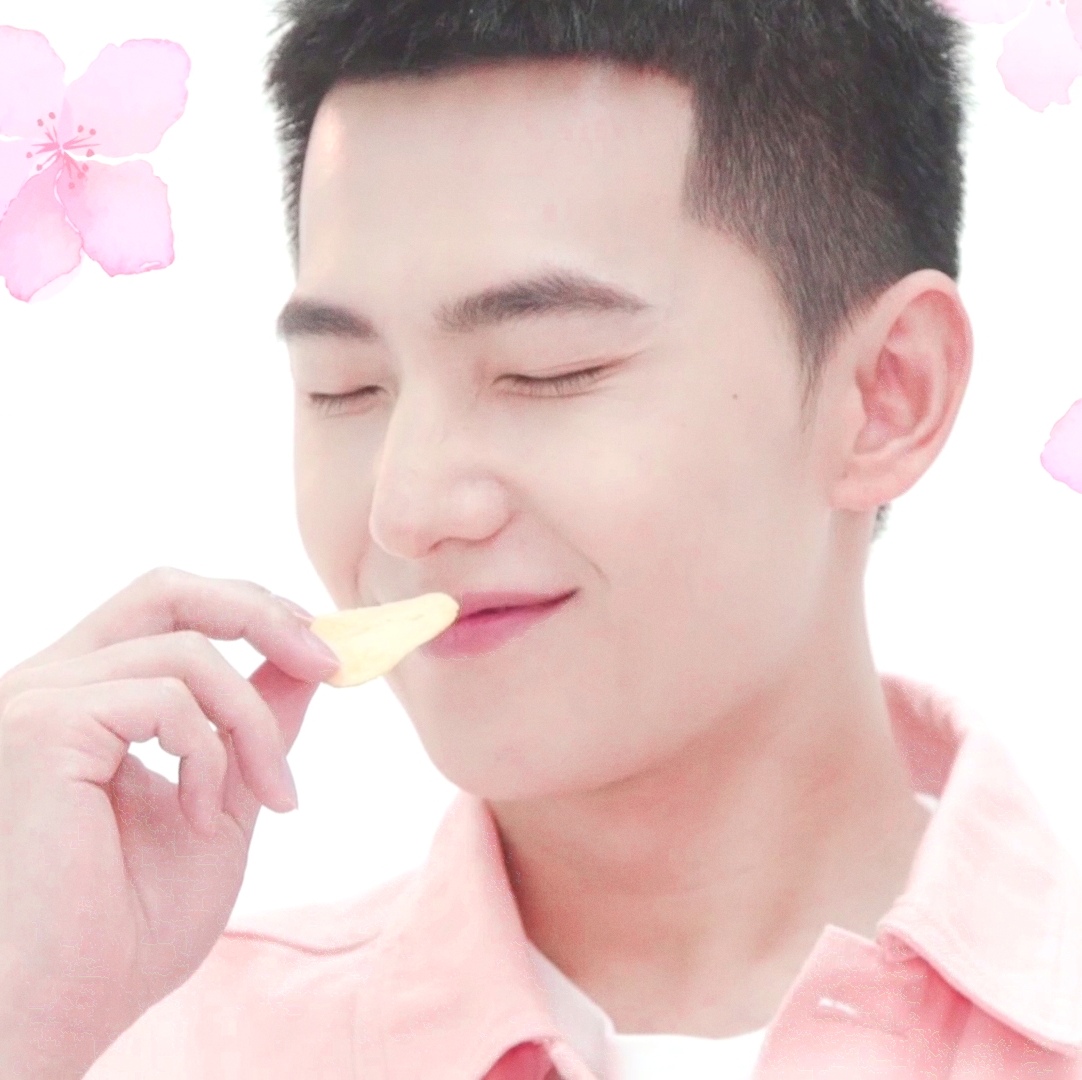 杨洋寸头真的很可爱,和粉色樱花搭配好甜