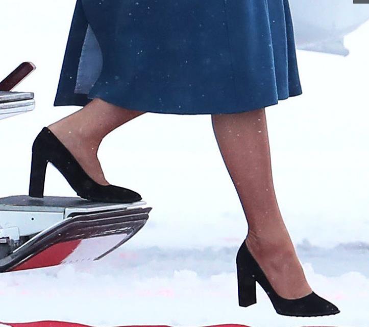 凯特王妃雪地里光着腿.