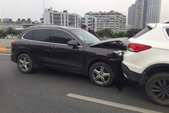 东风风神ax7被保时捷卡宴追尾,车主:豪车也不过如此,马上换车