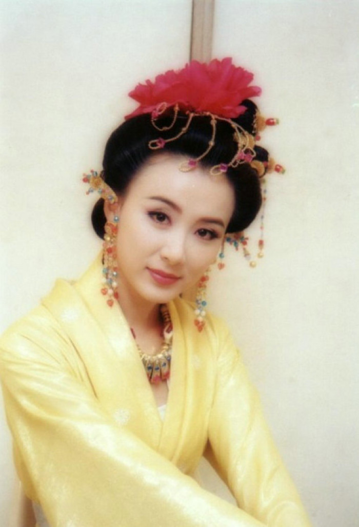 五官精致,皮肤白皙,清纯可人的萧蔷,在年轻时出演的多是清纯佳人,尤其