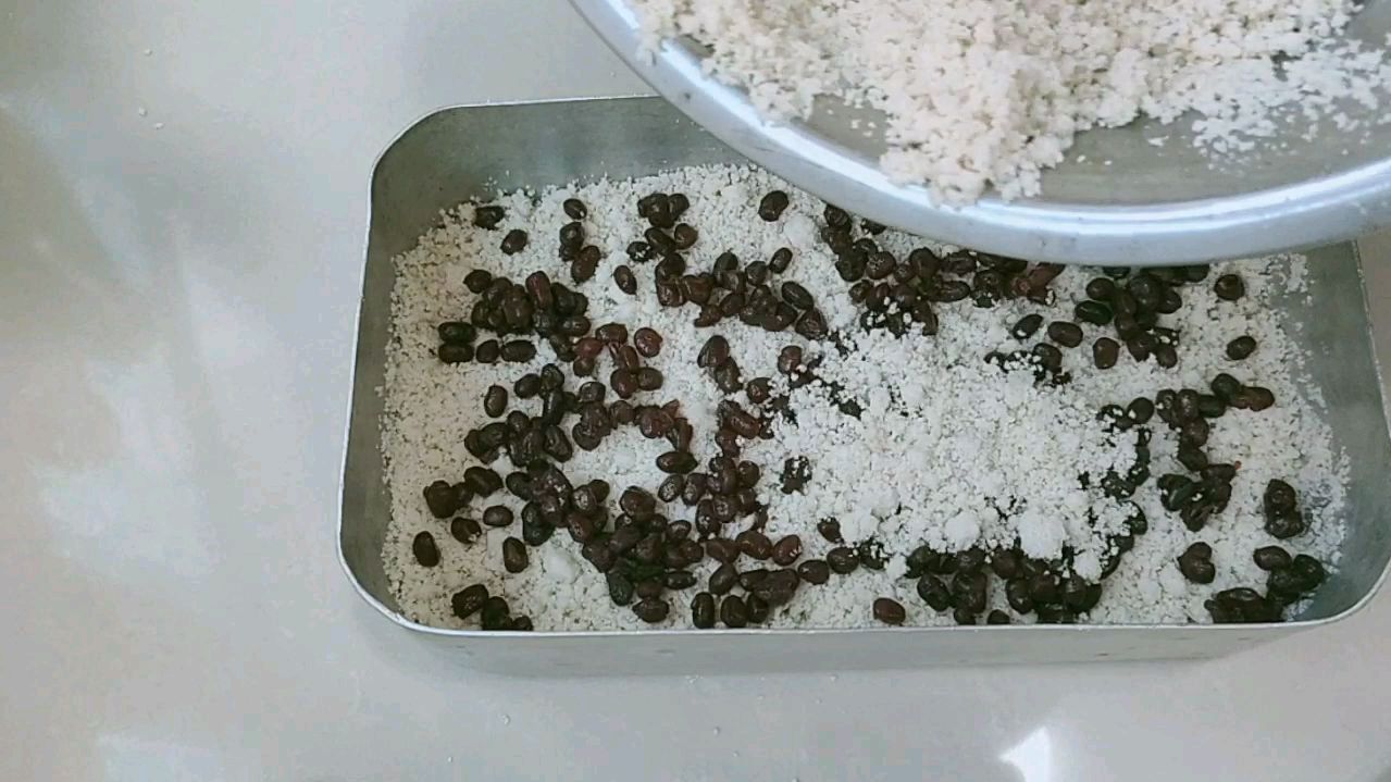 找到一个老物件用来做玉米蒸糕的模具