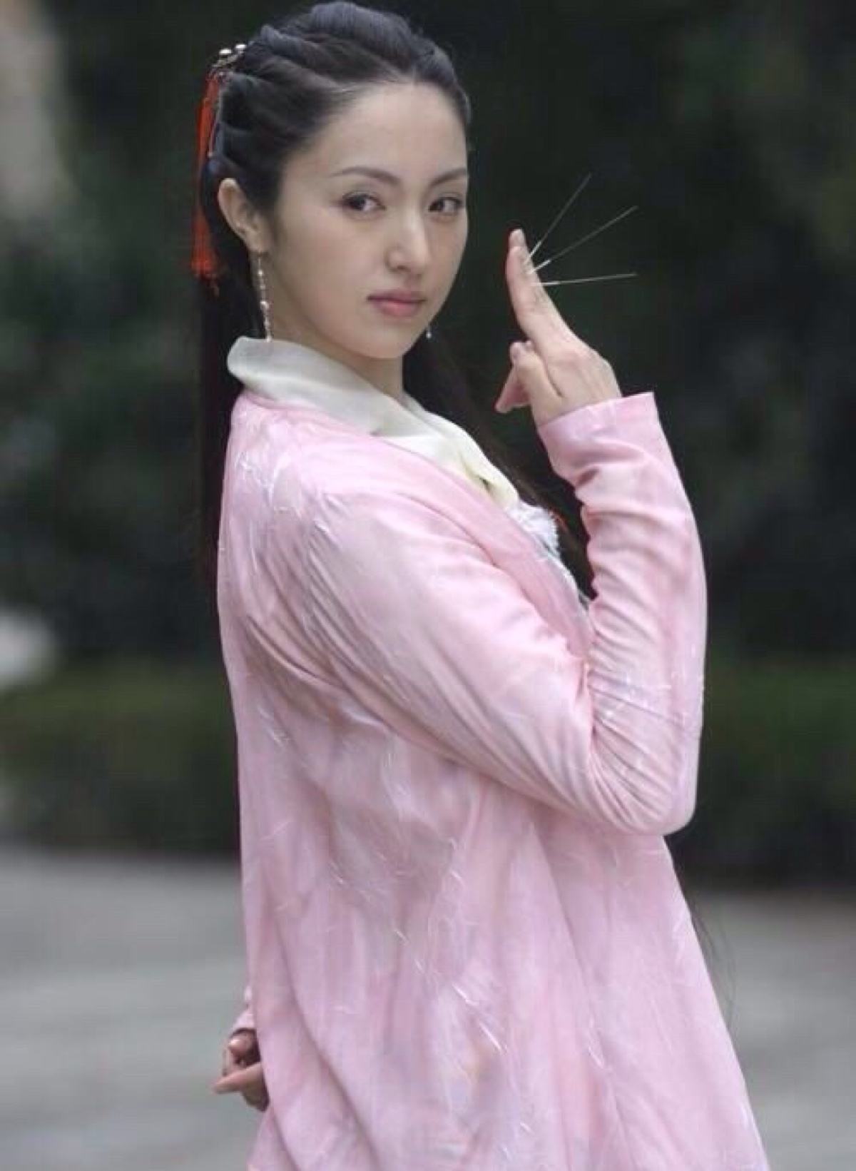 董璇在这部剧中饰演的是扁素问,是一个温文尔雅,而且充满爱心和用情