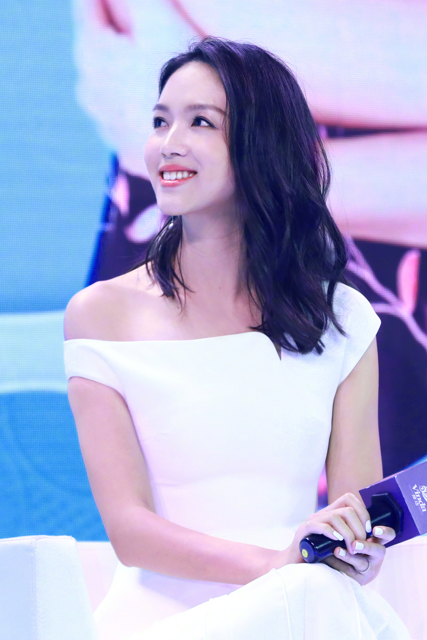 张梓琳:性感优雅的"长腿女神",轻松撩人心扉