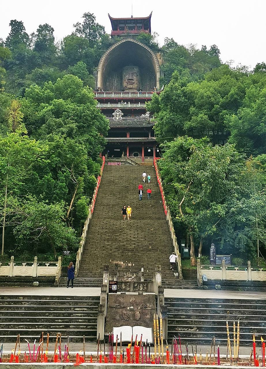 那就来禹迹山大佛,为四川第一立佛,也是中国最大的石刻圆雕立佛,与