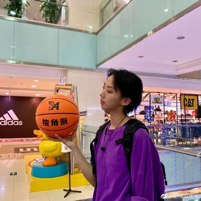 了大批量粉丝围观,单挑环节中有着中国女子街球第一人美誉的艾林林,还