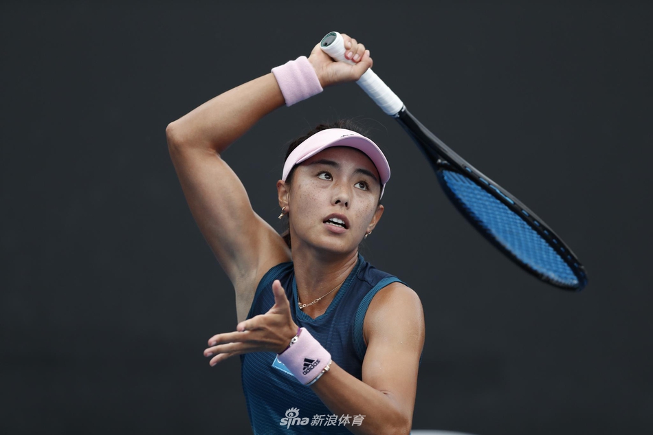 北京时间1月17日,澳网女单次轮,21号种子,金花一姐王蔷虽一度浪费三个