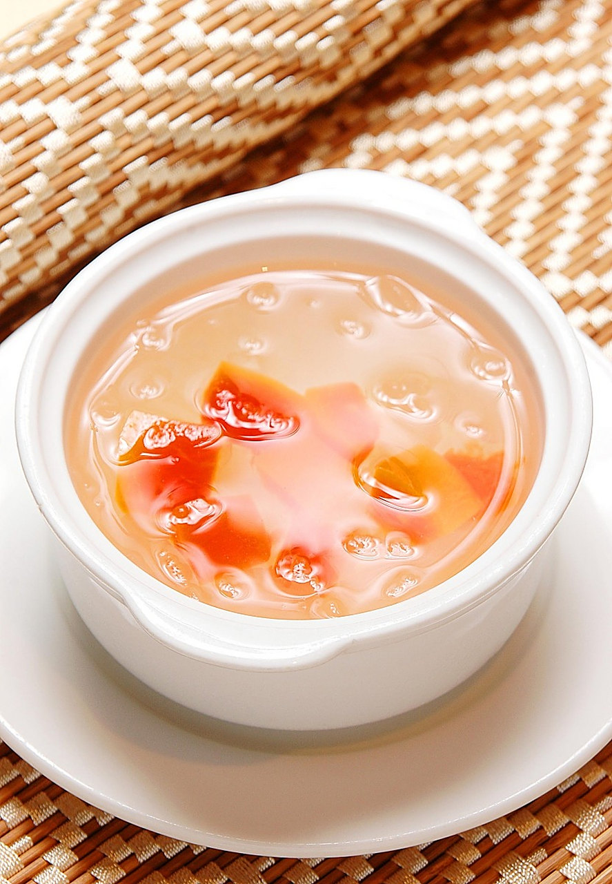 今天,就让我们一起来品尝一款具有滋润养生作用的银耳桂圆莲子羹,让