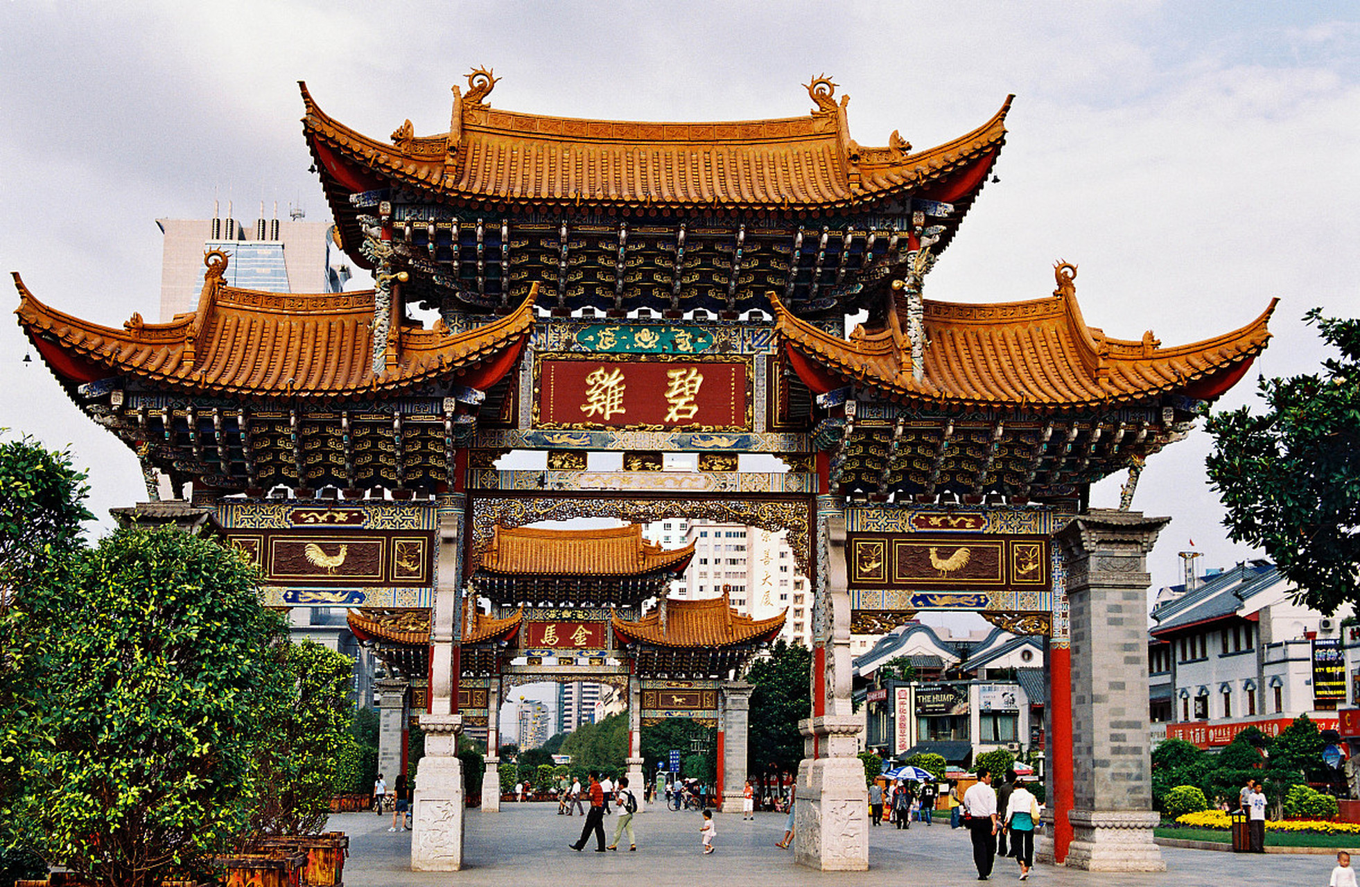 今天我要给大家介绍一处昆明古城的瑰宝——金马碧鸡坊!