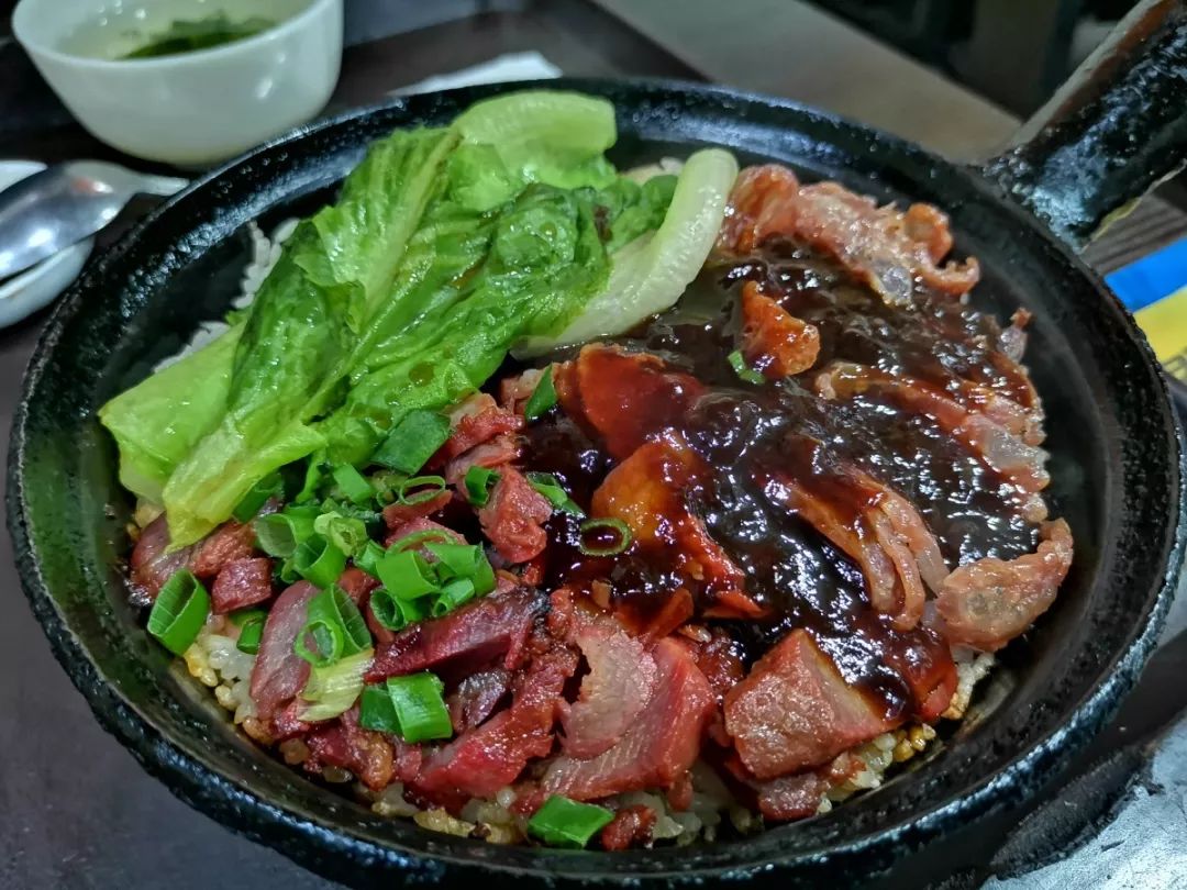 (叉烧拼腊味煲仔饭)