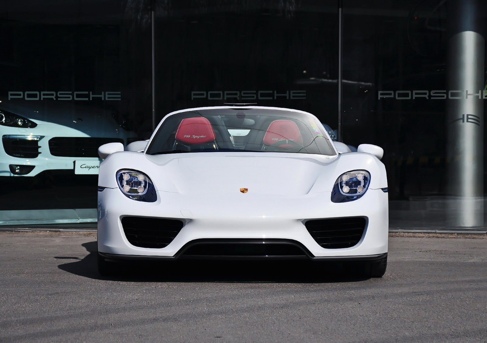 前脸的设计也很犀利,设计师把跑车的元素做的很透彻