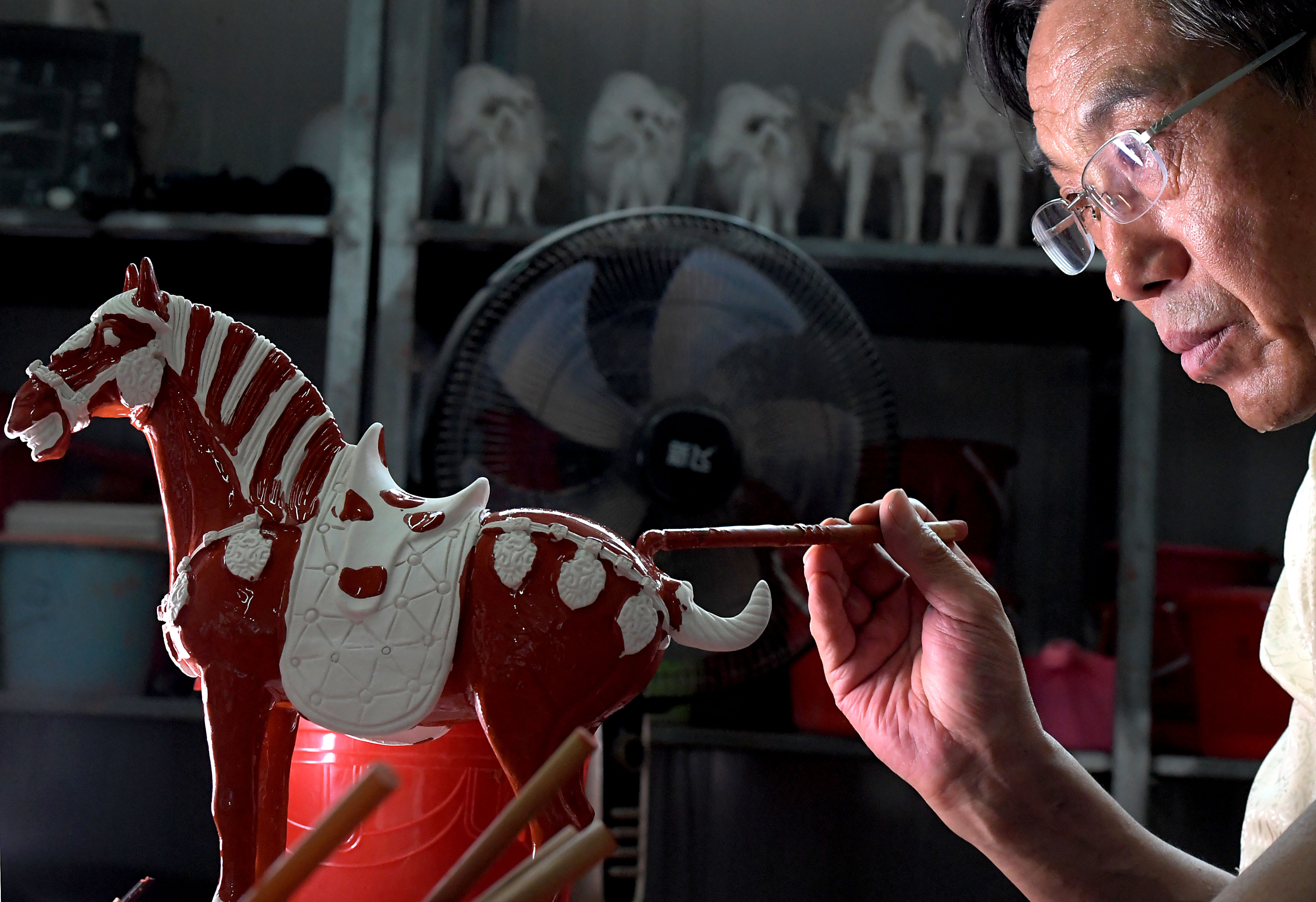 高水旺:巧手匠心"复活"唐三彩传统烧制技艺