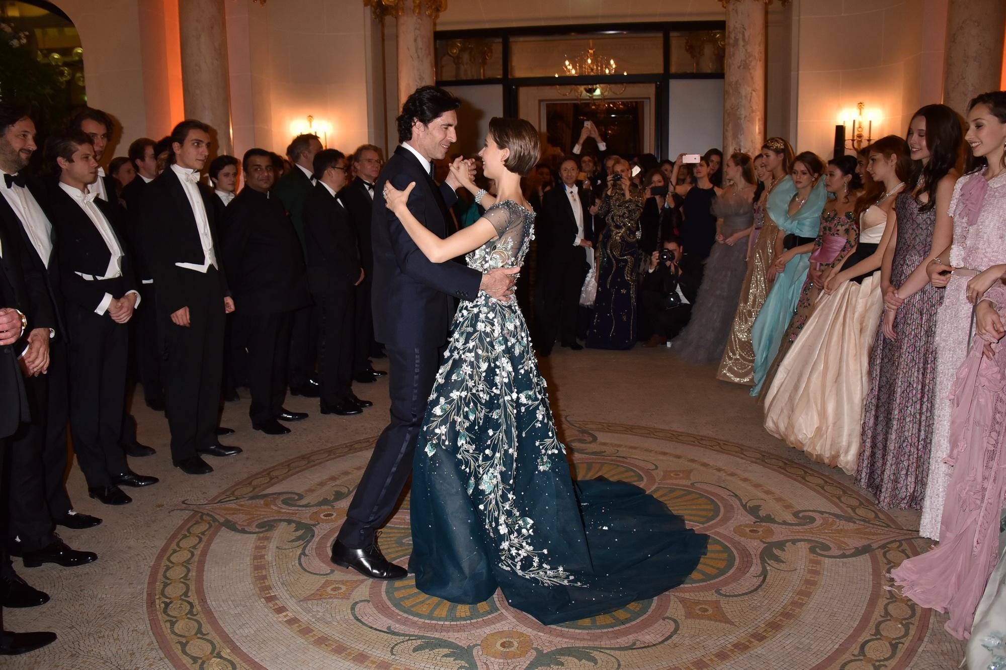 顶级名媛舞会照片流出,华为总裁大女儿首次公开露面,艳压群芳