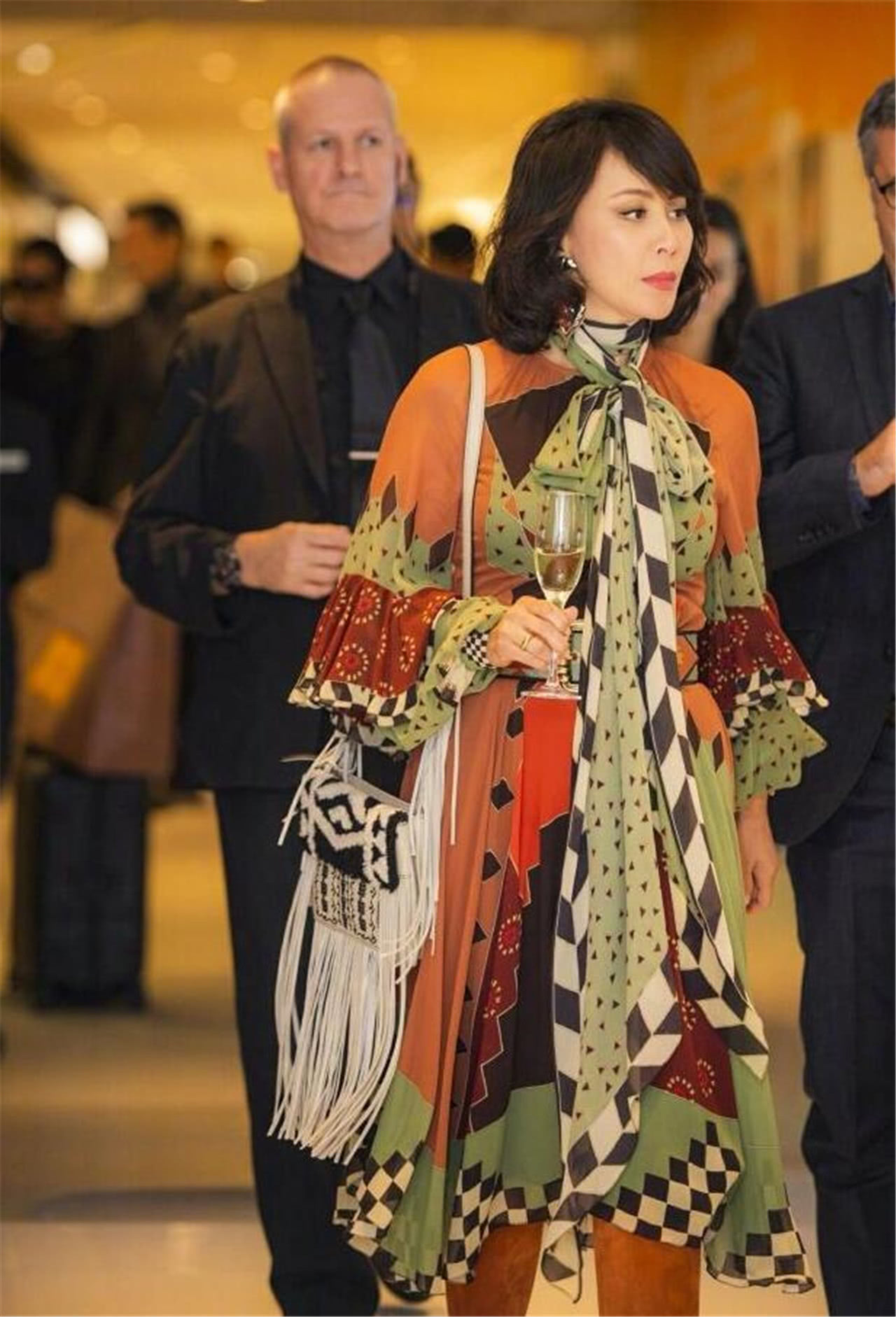 53岁刘嘉玲素颜现身机场,走路带风,身段简直不要太好!