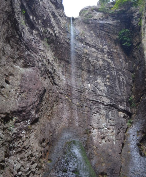 看一场"灵岩飞渡"表演,崖壁和钢索上的高难度表演夺人眼球!