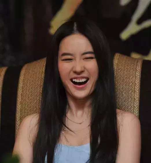 明星笑起来:刘亦菲嘴巴怪怪的,冯小刚不堪入目,王俊凯虎牙可爱