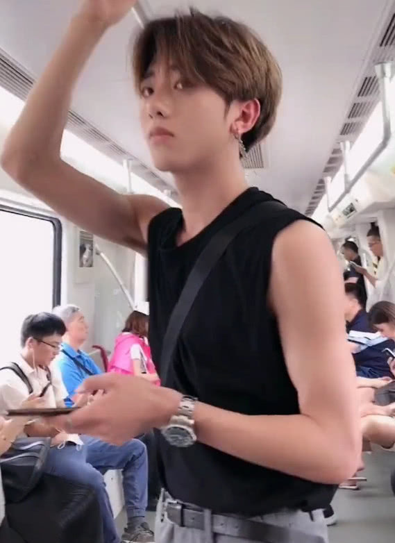 颜值粉够没底线了,现在又火了"腋毛粉",蔡徐坤粉丝真是够了