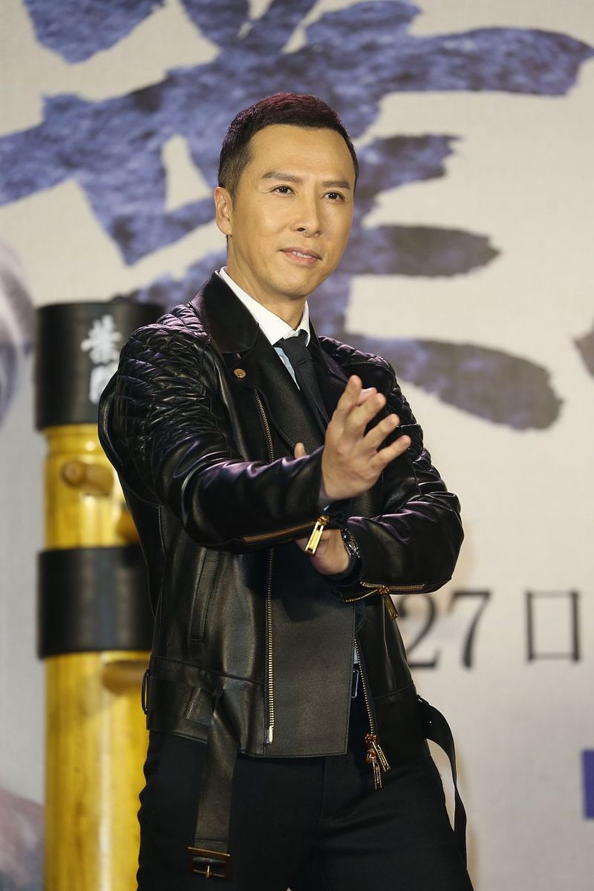 叶问蹲站起来 《每天学一个健身小知识》 叶问蹲就是单腿深蹲起立,对