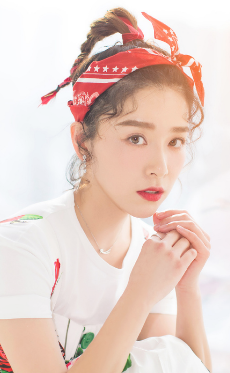 阚清子扎羊角辫,五官立体