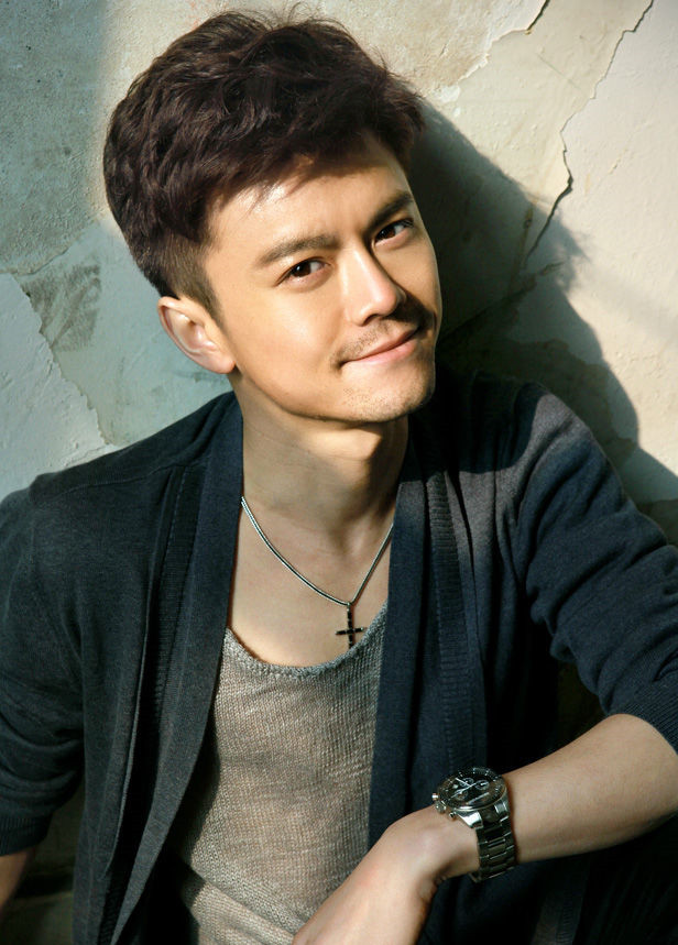 他是《河神》中的警察队长,曾搭档霍思燕,本人私下却极其幽默!