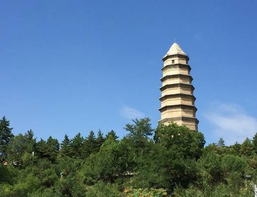 蓝天白云之下美景,延安标志宝塔山你们了解吗?是游览延安的必去之地.