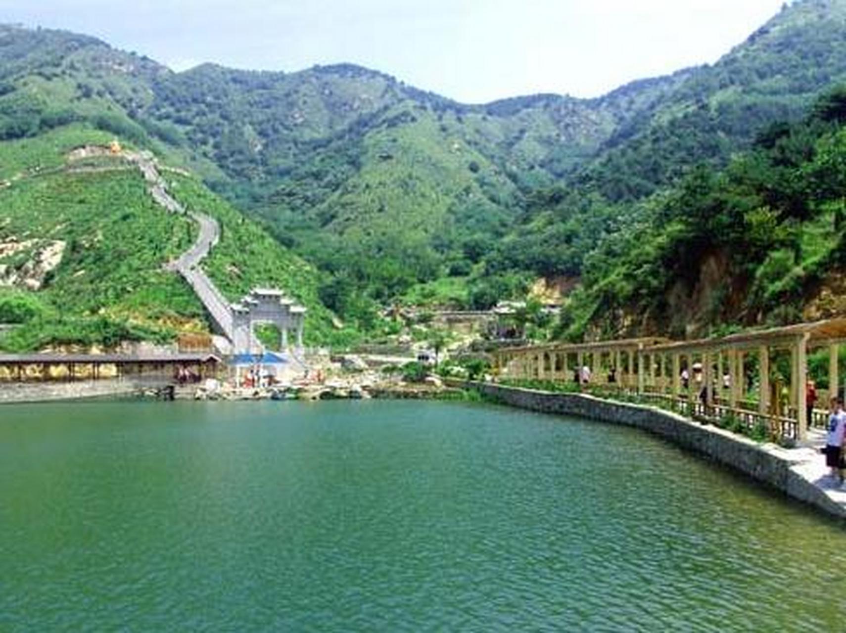 【水帘峡风景区】水帘峡风景区素有"泉城之巅,趵突之源"的美誉,景区内