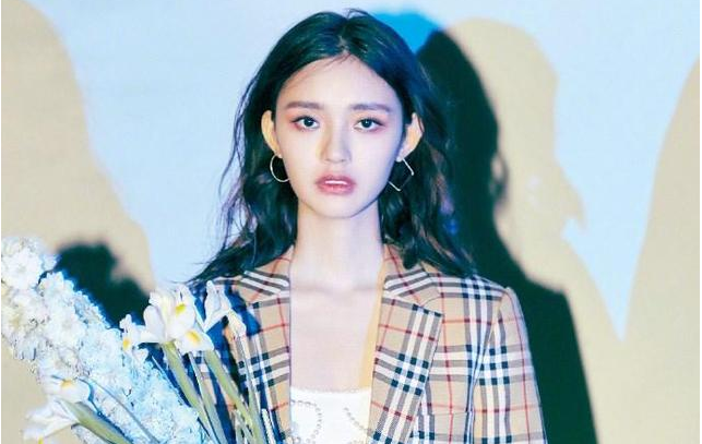林允最新的时尚大片曝光,网友:鲶鱼脸变成高级脸