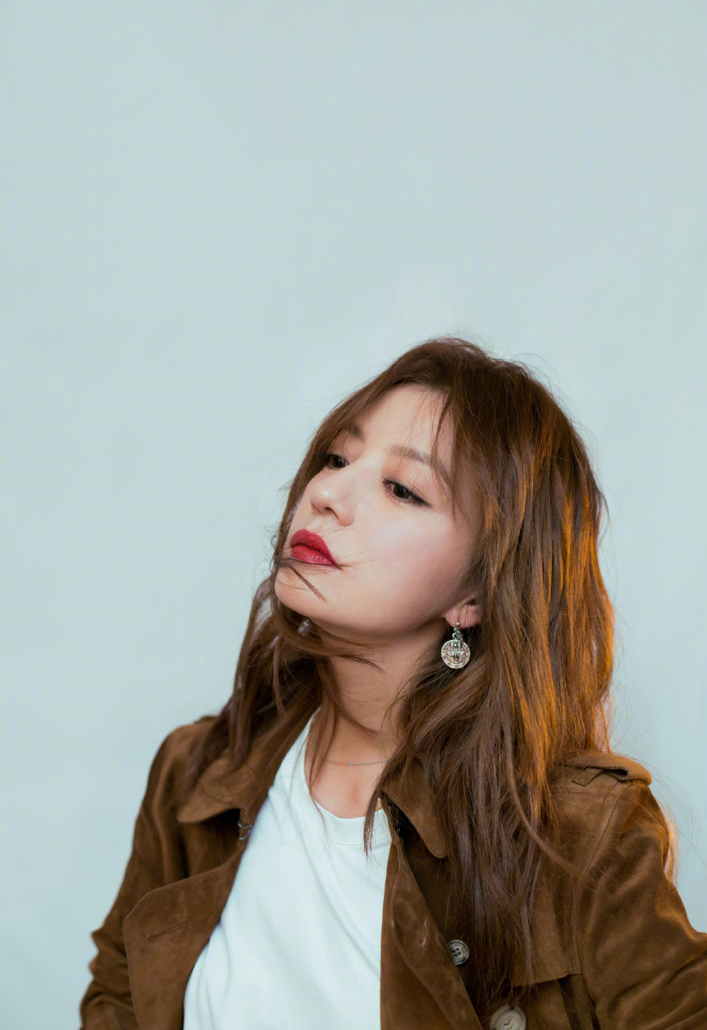 这样的赵薇你喜欢吗,虽然没有像《还珠格格》中又蹦又跳的,但是依然很