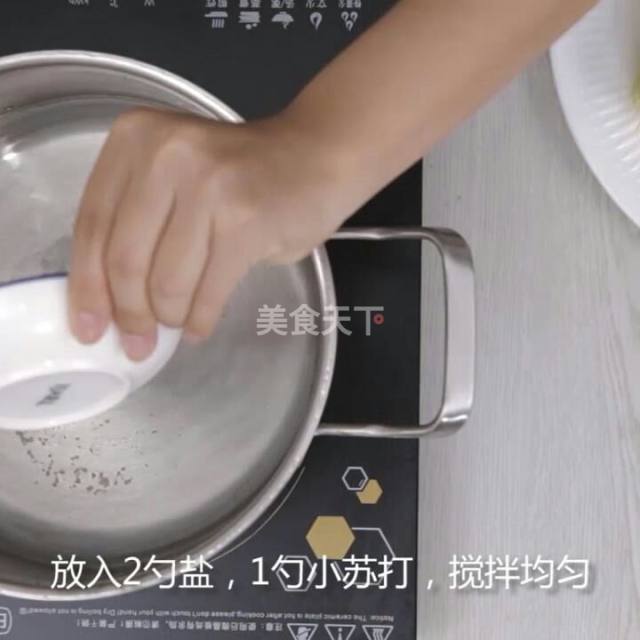 第4步,放入2勺盐,1勺小苏打,搅拌均匀.