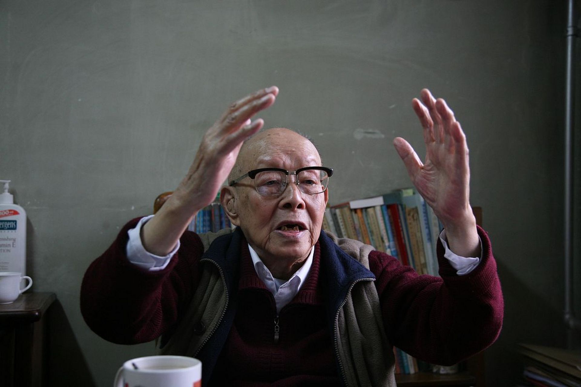 历史风云人物# 著名汉字学家,周有光被问到为什么会回国做拼音,"你