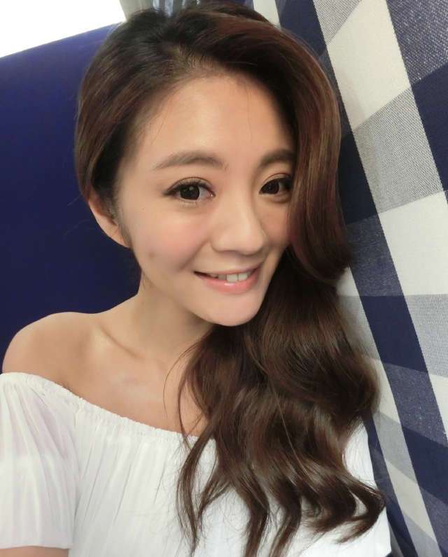 安以轩和老公低调出席妹妹婚礼,安以轩小腹凸起,一副孕妇的样子