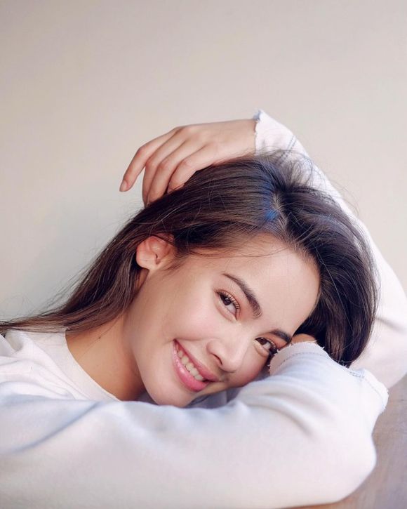 泰国水灯节,谁是最受民众欢迎的女明星?yaya,bella还是?