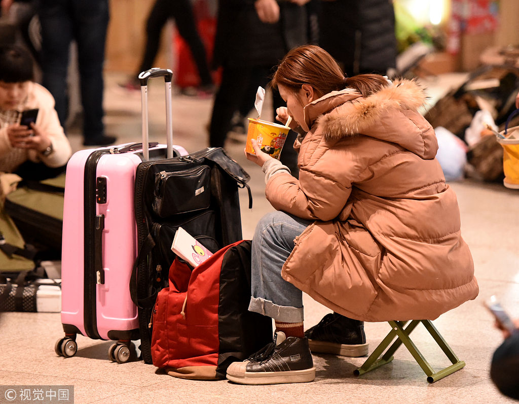 实拍济南火车站赶考路上的艺考生