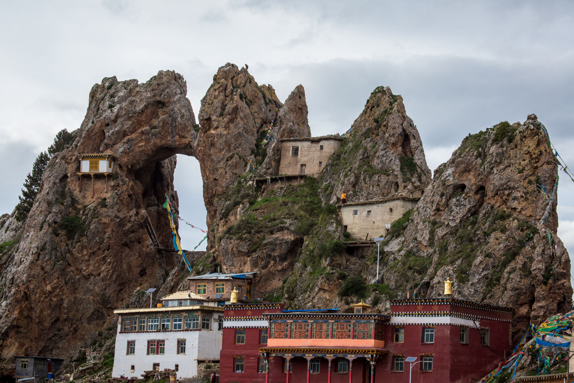 【了解象雄要从本教入手】从第一代藏王聂赤赞普开始就信仰象雄的本教