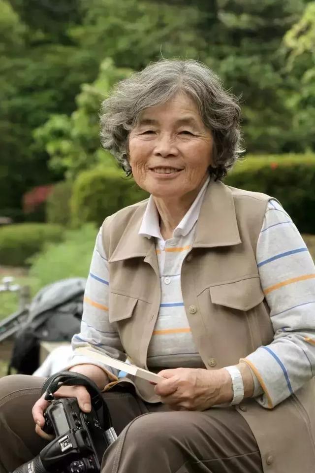 日本老奶奶靠"碰瓷"走红,竟有这手艺,年轻人:我都没她厉害