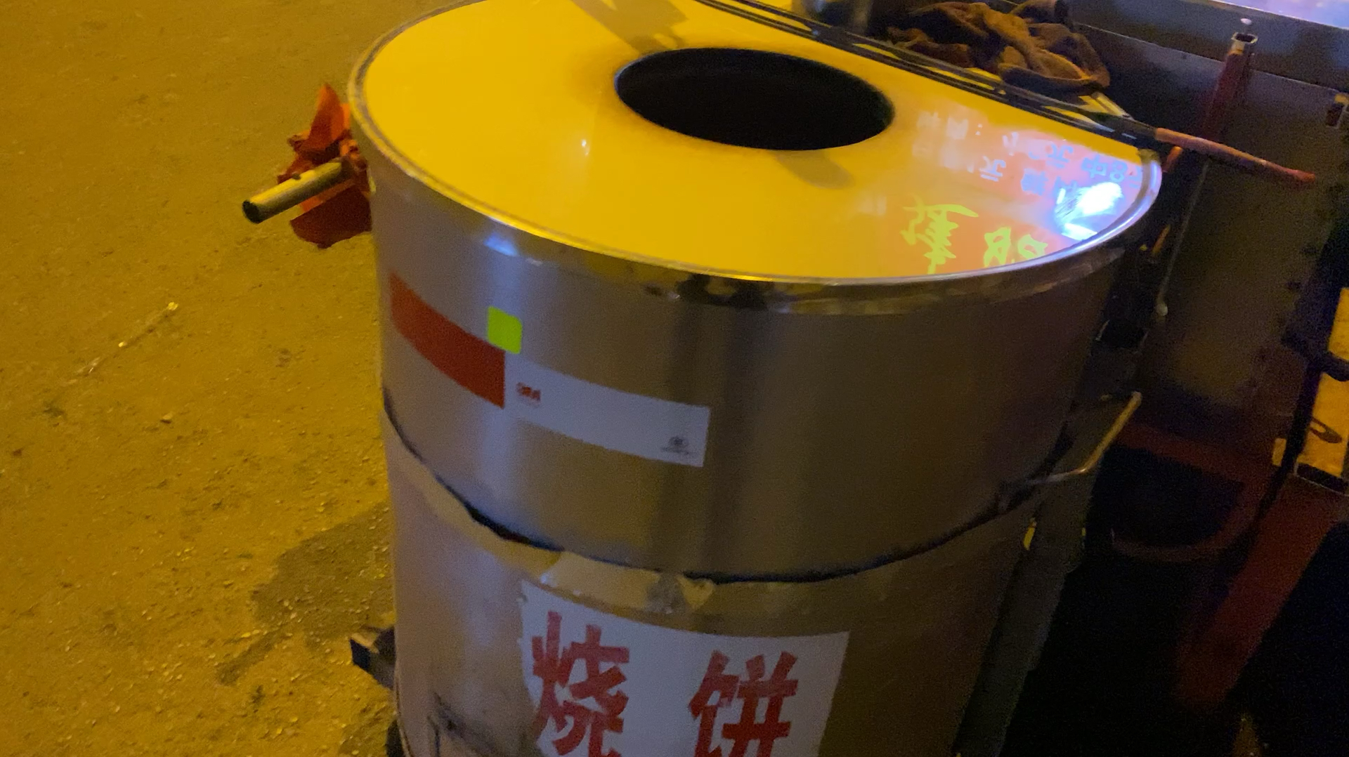 湖北恩施土家烧饼,见过用铁桶烤的饼吗……