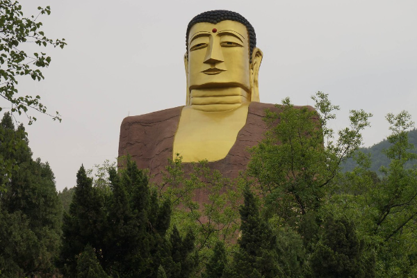 佛山是泰山余脉,济南三大景观之一.济南千佛山大佛.