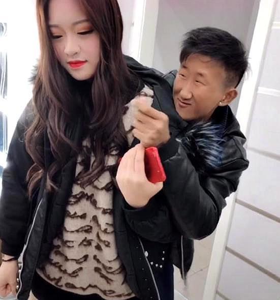 网红男神"紧凑哥"女友曝光,颜值出众,网友:我40米的大刀呢