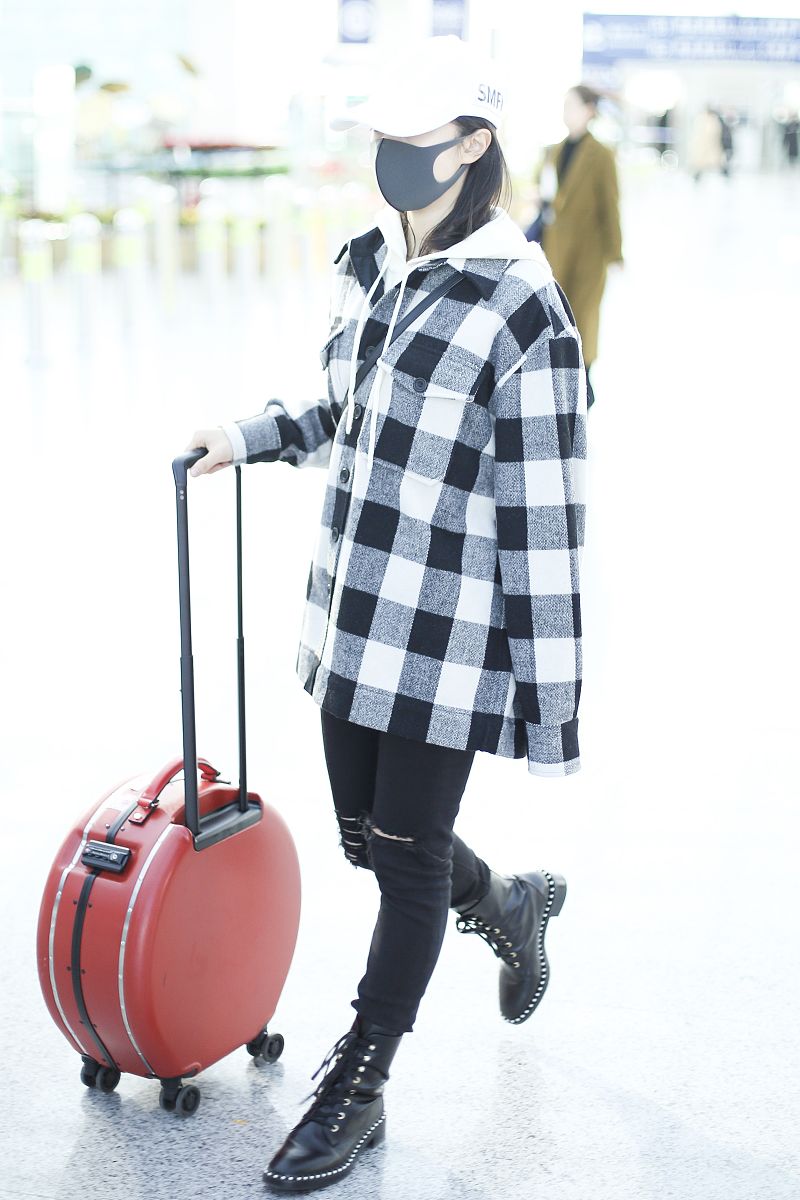 赵今麦街拍:黑白格纹衬衣内搭帽衫 珍珠短靴少女感满满